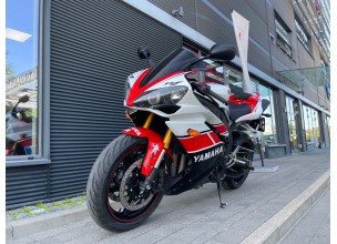 YAMAHA R1