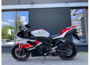 YAMAHA R1