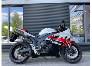 YAMAHA R1