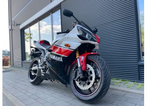 YAMAHA R1