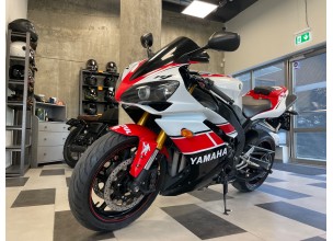 YAMAHA R1